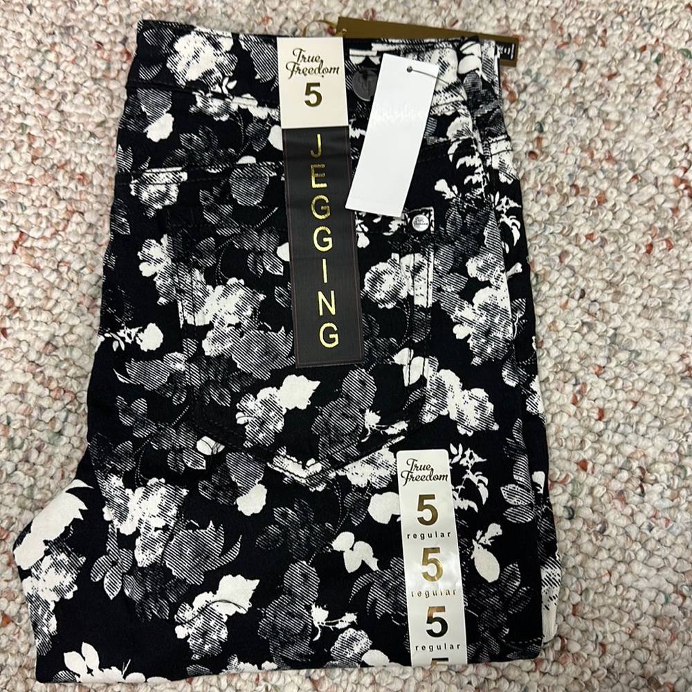 juniors True freedom pixie floral leggy jegging cotton